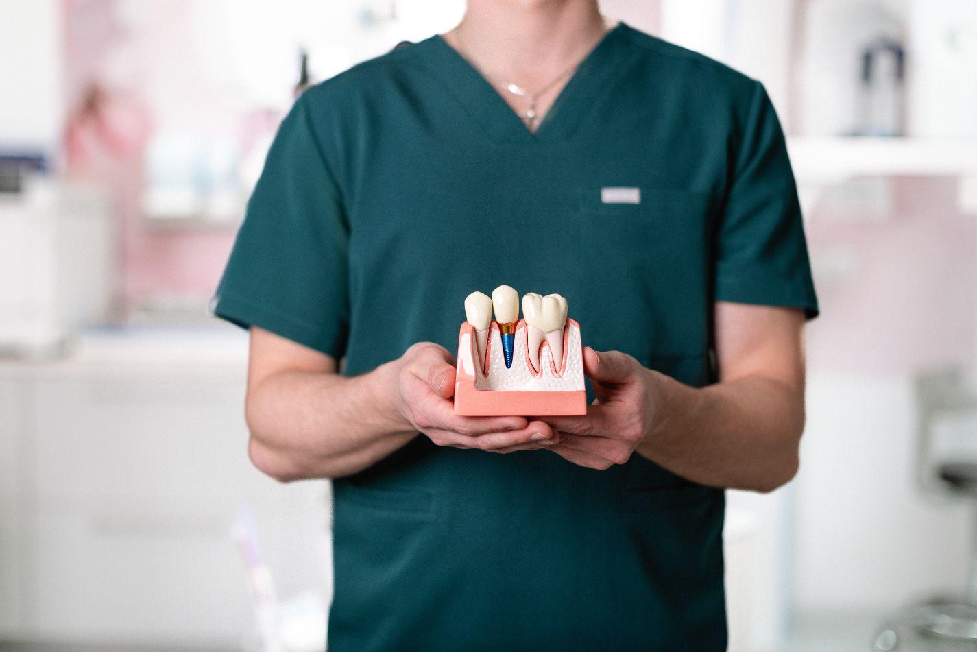 Pęknięty ząb - co robić i jak leczyć?