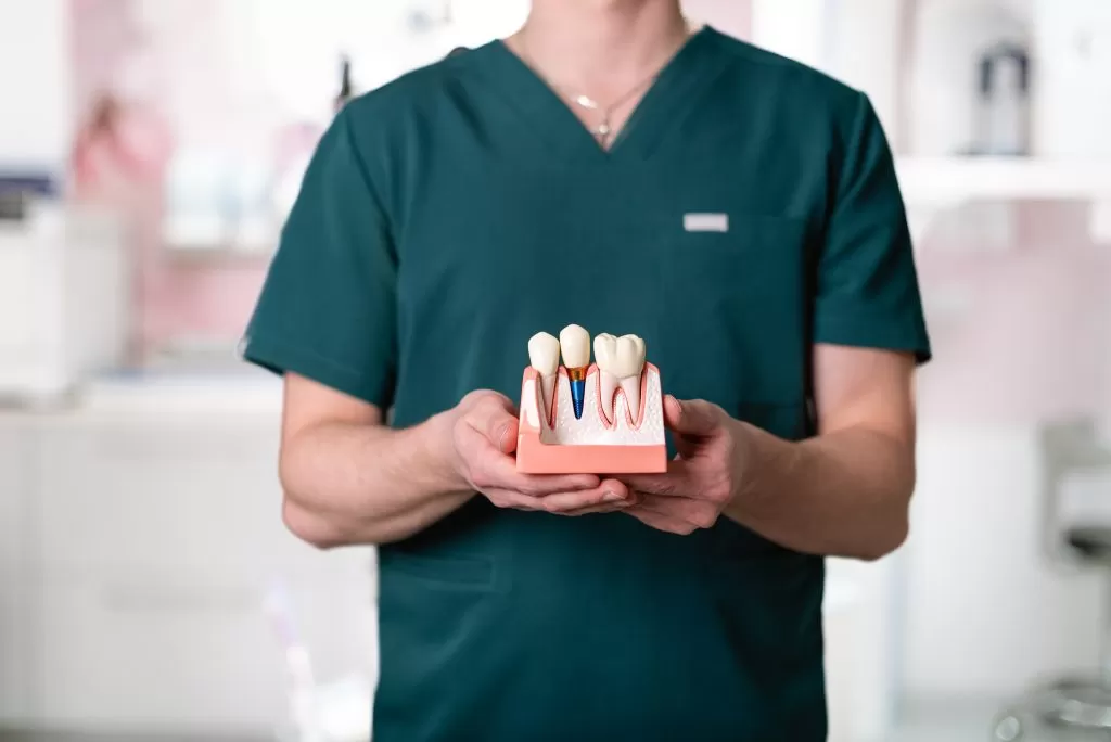 <strong>Implant zęba – powikłania, o których warto wiedzieć</strong> <strong>Implant zęba – powikłania, o których warto wiedzieć</strong>