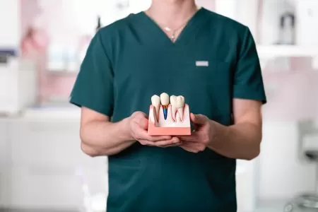 <strong>Implantacja z natychmiastowym obciążeniem – szybka odbudowa uśmiechu</strong>