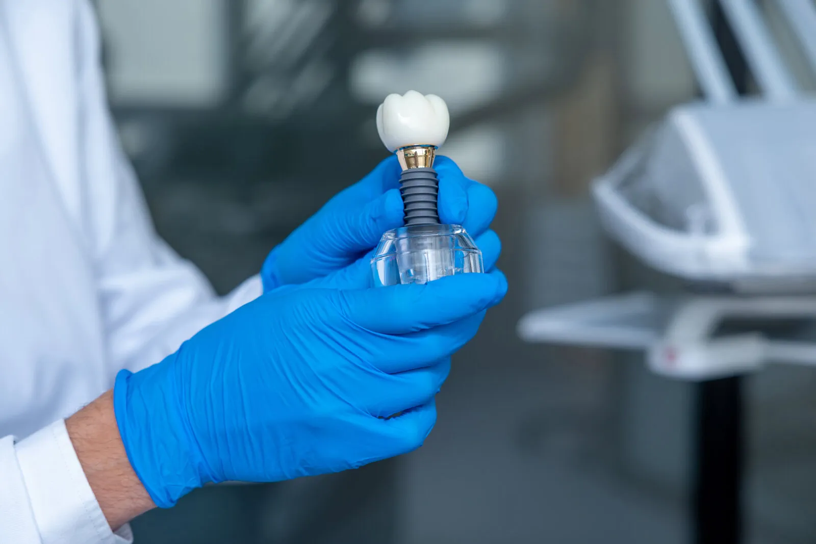 <strong>Jakie wyróżniamy etapy zakładania implantów zębowych?</strong> <strong>Jakie wyróżniamy etapy zakładania implantów zębowych?</strong>